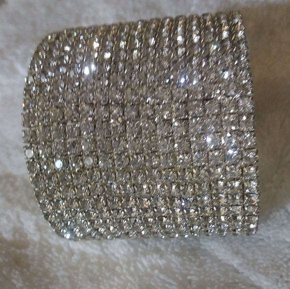 Beautiful Silver Plated15 Row Prong Set Bracelet - Picture 3 of 8
